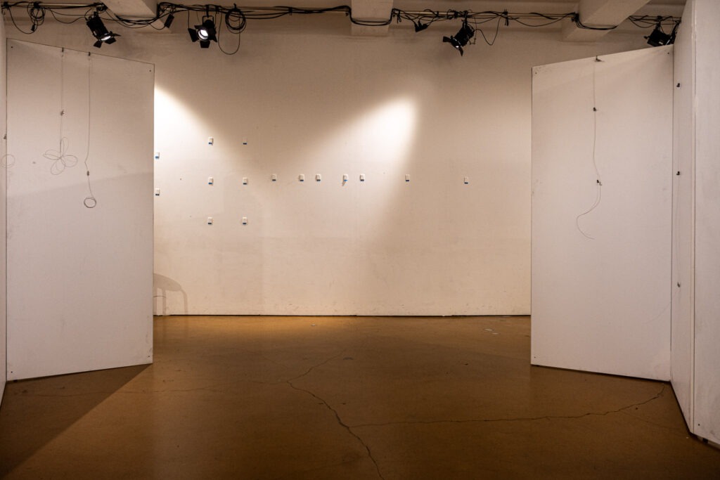 Leerer Ausstellungsraum mit Bilderhaken an den Wänden